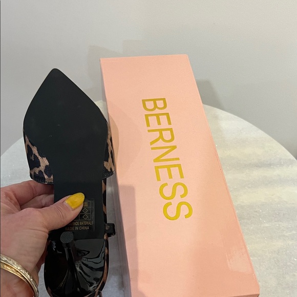 Elegant Leopard Print Slingback Heels - Picture 5 of 5